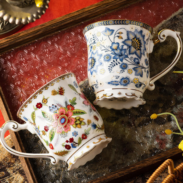 Elegancki porcelanowy kubek ze złotym wykończeniem i kwiatowym wzorem 350ml